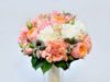 Букет роз Коралловый риф: гармоничный контраст коралловых альстромерий и пудровых пионовидных кустовых роз