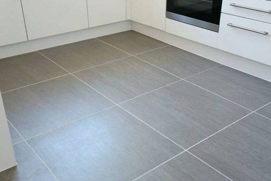 Плитка крупного формата для кухни: преимущества, выбор, укладка и уход